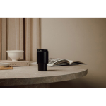 Taza take away en acero reciclado con tapa abatible práctica 350ml color negro vista de ambiente 2