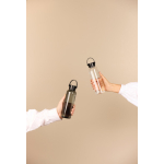 Botella RPET de diseño minimalista con tapa de acero y asa 550ml color transparente vista de ambiente 2