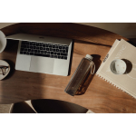 Botella RPET con diseño moderno y funcional y tapa antigoteo 550ml color transparente vista de ambiente