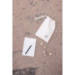 Juego de dados Yacht en madera de pino con bloc, bolígrafo y bolsa color marrón vista de ambiente