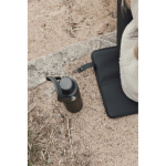 Cojín portátil reciclado con cierre a presión y diseño plegable color negro vista de ambiente 2