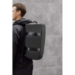 Mochila de fin de semana en poliéster reciclado con asas dobles 35L color negro vista de ambiente 2