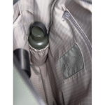 Mochila reciclada con bolsillo frontal y correa trasera de viaje 16” color verde quinta vista