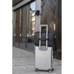 Maletín en material reciclado con asas resistentes y correa 15” color negro vista de ambiente 4