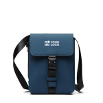 Bandolera urbana reciclada con diseño ligero y acceso lateral color azul marino vista de impresión