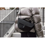 Bandolera urbana en material reciclado con correa ajustable color negro vista de ambiente 2