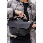 Bandolera urbana en material reciclado con correa ajustable color negro vista de ambiente 3