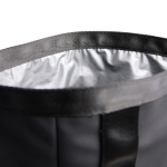 Bolsa térmica en poliéster reciclado con diseño enrollable 25L color negro tercera vista