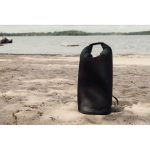 Bolsa térmica en poliéster reciclado con diseño enrollable 25L color negro vista de ambiente 2