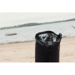 Bolsa térmica en poliéster reciclado con diseño enrollable 25L color negro vista de ambiente 3