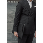 Funda reciclada para PC con diseño elegante y acceso rápido 16” color negro vista de ambiente