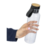 Botella de RPET con detalle de bambú y correa en la tapa 750ml segunda vista