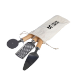 Rallador, espátula para tartas y cortador de pizza en bosa de algodón color marrón vista de impresión