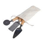 Rallador, espátula para tartas y cortador de pizza en bosa de algodón primera vista