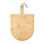 Tabla de pizza de bambú con guías de corte y un cortador y espátula tercera vista