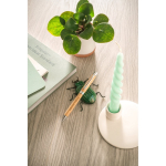 Bolígrafo de bambú natural con clip metálico y tinta azul vista bodegón