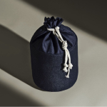 Neceser cilíndrico hecho de tela de vaquero con cierre de cordón color azul vaquero vista detalle 2