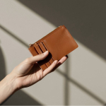 Monedero y tarjetero con cremallera hecho de cuero sintético color marrón sexta vista