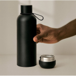 Botella térmica de acero inoxidable con vaso en la base color negro vista detalle 3