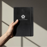 Libreta de cuero sintético con hojas color crema a rayas A5 color negro sexta vista