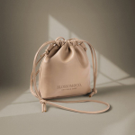 Neceser de PU con cierre de cordón y opción para llevar como bolso color camel quinta vista