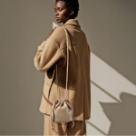 Neceser de PU con cierre de cordón y opción para llevar como bolso color camel sexta vista