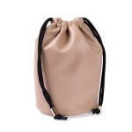 Neceser tipo bolsa hecho de cuero sintético y cierre de cordones color beige tercera vista