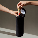 Funda térmica negra para botella con asa de transporte color negro vista detalle