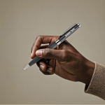 Bolígrafo de metal con elegante estuche de cuero sintético tinta azul color negro vista detalle 4