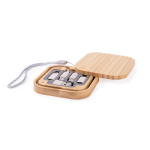 Set de cables de distintos conectores en caja de bambú para transporte color madera primera vista