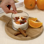 Vela aromática de cera vegetal con aroma a canela y cítricos vista de ambiente