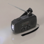 Radio portátil solar con linterna y batería externa de emergencia vista de ambiente