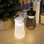 Lámpara con diseño en metal y asa en la parte superior de PU vista de ambiente