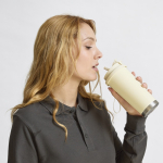 Vaso take away de acero inox reciclado con cinta de transporte 500ml