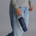 Botella de acero inox reciclado con asa de transporte a juego 900ml