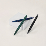 Bolígrafo pulsador de aluminio con acabado en goma tinta azul vista de ambiente