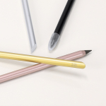 Lápiz eterno de aluminio reciclado con escritura infinita vista de ambiente