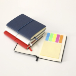 Libreta de cuero sintético con bloc de notas interno hojas a rayas A6 vista de ambiente