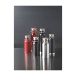 Botella de acero inoxidable de pared simple y tapa con bambú 550ml imagen de estilo de vida