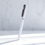 Roller reciclado con cuerpo gomoso y escritura suave tinta negra vista de ambiente