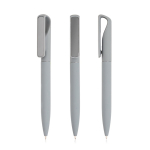 Bolígrafo con acabado goma y clip metálico efecto espejo tinta negra color gris claro