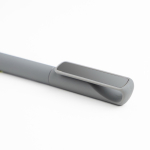 Bolígrafo con acabado goma y clip metálico efecto espejo tinta negra