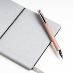 Bolígrafo de aluminio con pulsación y detalles plateados tinta azul color oro rosa vista de ambiente