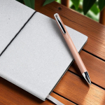 Bolígrafo de aluminio con pulsación y detalles plateados tinta azul vista de ambiente