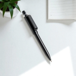 Bolígrafo de ABS reciclado con mecanismo de pulsación tinta azul color negro vista de ambiente