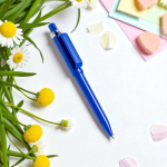 Bolígrafo de ABS reciclado con mecanismo de pulsación tinta azul vista de ambiente