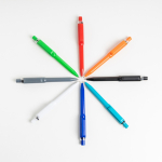 Bolígrafo de ABS reciclado con mecanismo de pulsación tinta azul vista de ambiente