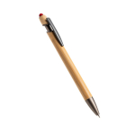 Bolígrafo de bambú con punta táctil y detalles metálicos tinta azul color rojo vista 2