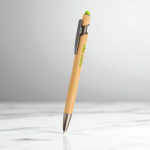 Bolígrafo de bambú con punta táctil y detalles metálicos tinta azul color verde claro vista de ambiente