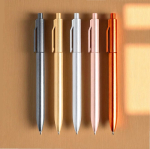 Bolígrafo ecológico con clip integrado y relieve a rayas tinta negra vista de ambiente